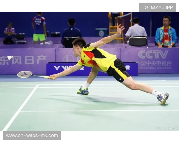 羽毛球哥双脚打滑跪地救球，精彩瞬间赢得全场掌声！